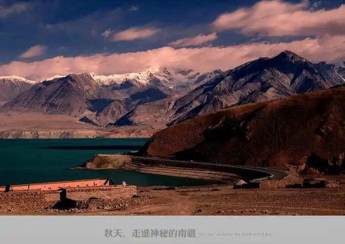 Southern Xinjiang mountain scenery